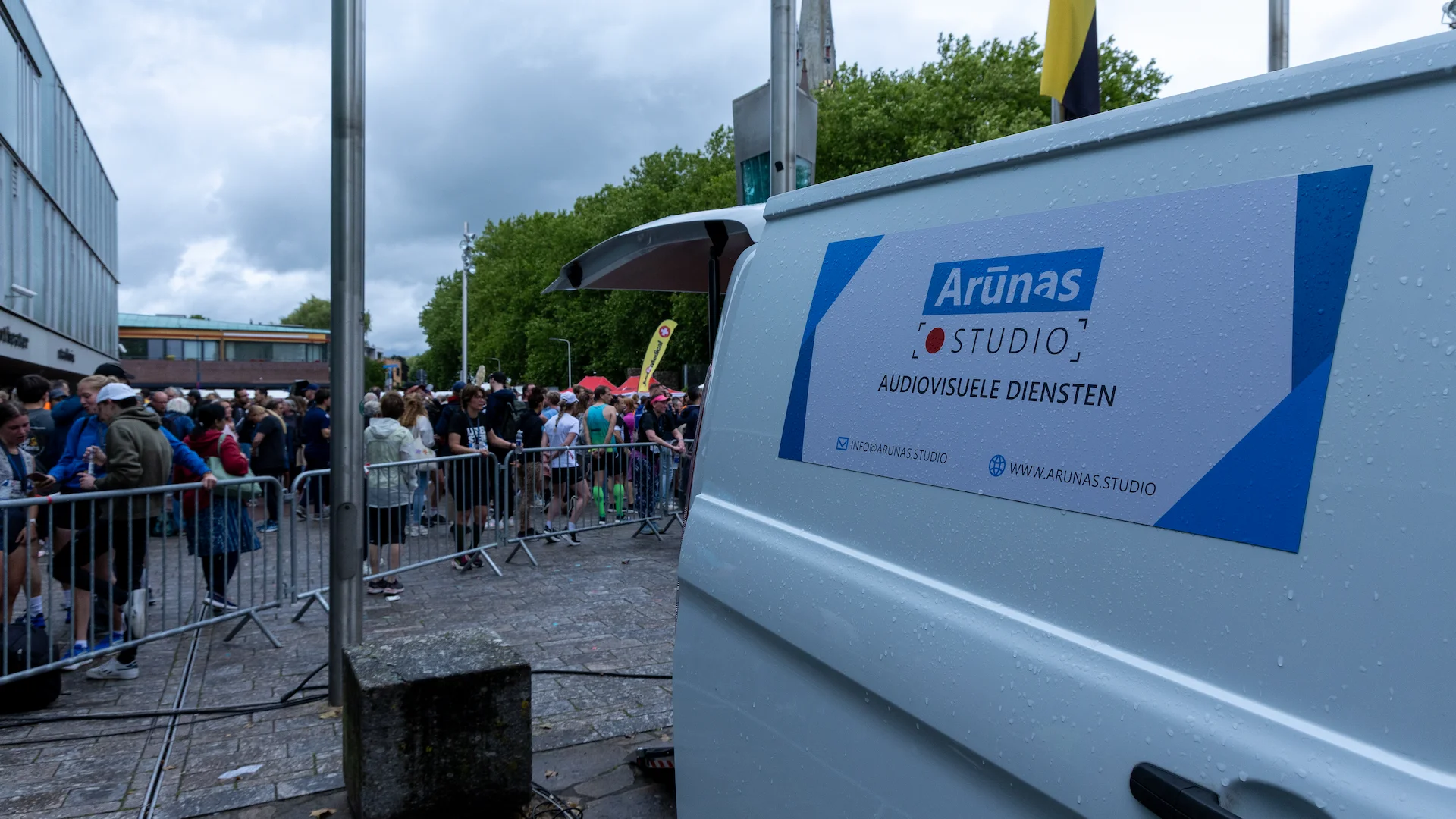 Regiebus voor podium met line-array systeem